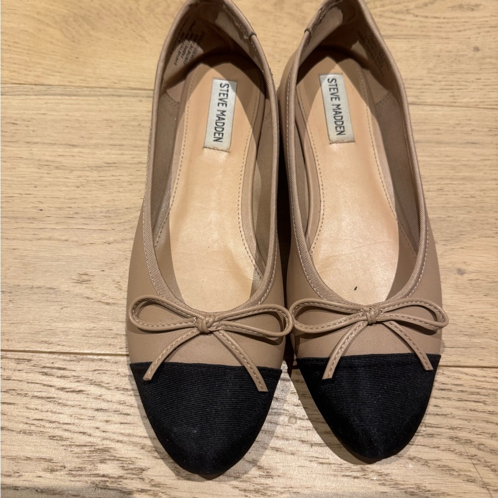 Steve Madden Beige and Black Flats